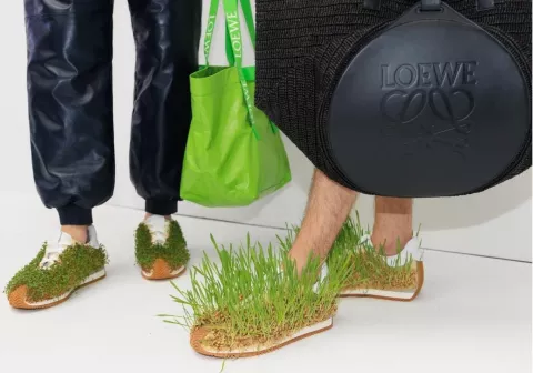 Zapatillas de pasto: cómo son las prendas germinadas que Loewe presentó en París Loewe + Paula Ulargui Escalona + J.W.Anderson