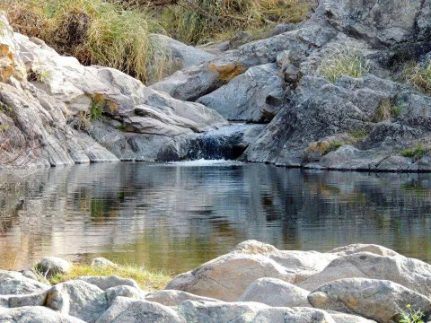 Córdoba: cinco pueblos para conocer las Sierras Chicas La olla natural Cartagena está en torno al nacimiento del Agua de Oro.