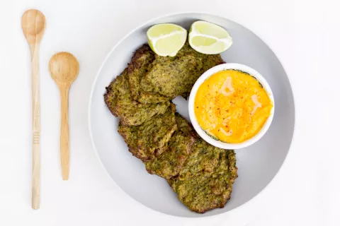 Buñuelos de brócoli al horno con dip de zanahoria Buñuelos de brócoli