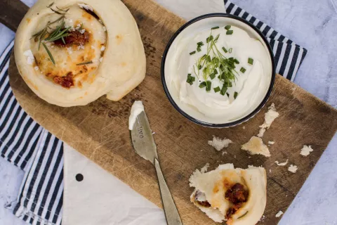 Espirales de tomates secos, romero y provolone Espirales de tomates secos, romero y provolone