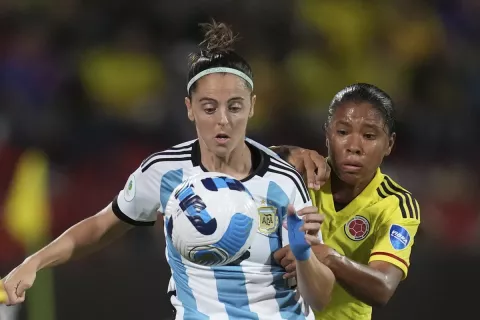 Por primera vez en la historia les pagarán a las jugadoras del mundial de fútbol femenino Mariana Larroquette lucha por la pelota con la colombiana Mónica Ramos en la Copa América