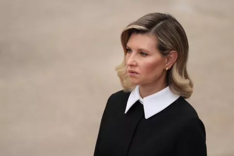Olena Zelenska es la nueva portada de Vogue y muestra el búnker en donde viven Olena Zelenska durante la ceremonia de Armed Forces Full Honor Wreath Ceremony at the Tomb of the Unknown Soldier at Arlington National Cemetery (2021).