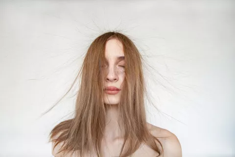 3 consejos para cuidar tu pelo los días de humedad ¿Qué hacer con el pelo los días de humedad?