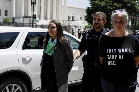 Arrestaron a Alexandria Ocasio-Cortez en una protesta a favor del aborto