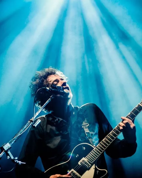 Gustavo Cerati: una escuela llevará su nombre Gustavo Cerati tocando en vivo.