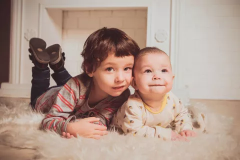 Maternidad: ¿por qué no me da culpa tratar al segundo hijo como “el segundo”? La crianza cuando son dos hermanos