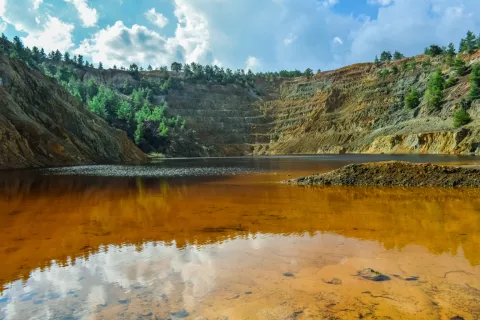 ¿Por qué es el Día Mundial contra la Megaminería? Lago ácido contaminado por la megaminería