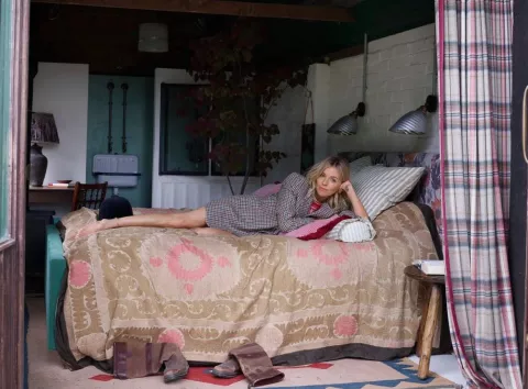 Sienna Miller: mostró cómo es su cabaña inglesa Sienna Miller en su cama