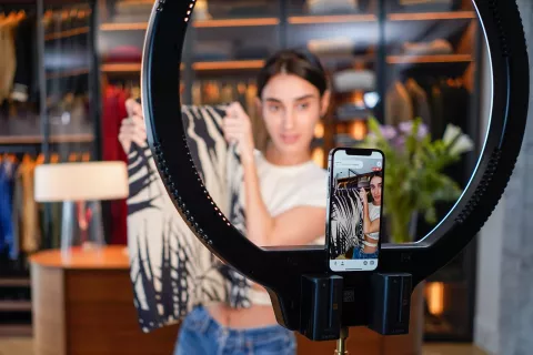 Live shopping: ¿qué es y por qué cada vez más marcas lo hacen? El Live Shopping lleva toda la experiencia personal de la tienda física a la tienda online.