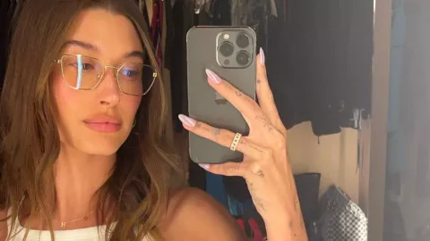 Uñas glaseadas: cómo hacerse el nail art de Hailey Bieber que se volvió viral Hailey Bieber revolucionó las redes con su nail art
