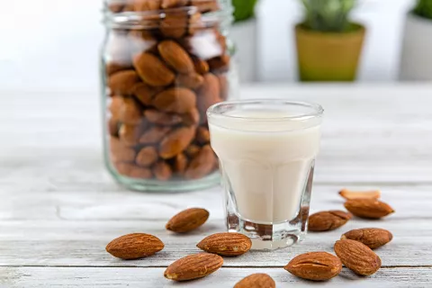 Día mundial de la leche: cómo preparar la leche de almendras y la de coco Cómo se preparan las leches vegetales.