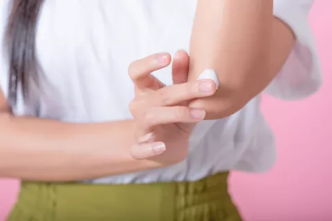 Dermatitis atópica: qué es y cuáles son los principales síntomas Qué es la dermatitis atópica.