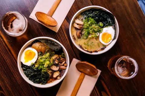 Rámen: 5 restaurantes para probar los mejores de Buenos Aires En los restaurantes se sirven en cuencos.