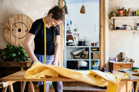 Moda circular: por qué arreglar la ropa es una tendencia que crece Crece la tendencia de llevar a arreglar la ropa.