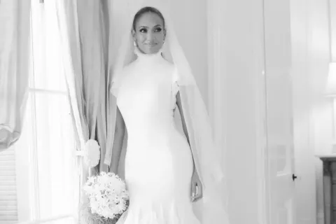 Jennifer Lopez: cómo son los tres vestidos que usó durante su segunda ceremonia Jennifer Lopez usó tres vestidos en su segunda ceremonia.