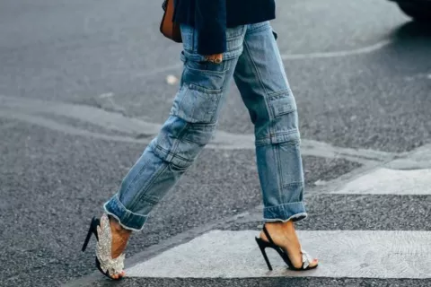 Cargo jeans: 10 looks con el pantalón de la temporada Los jean cargo vuelven a ser tendencia.