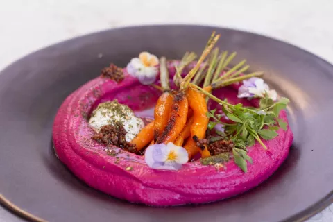Gastronomía israelí: cuatro platos que no deberías dejar de probar Hummus de remolacha.
