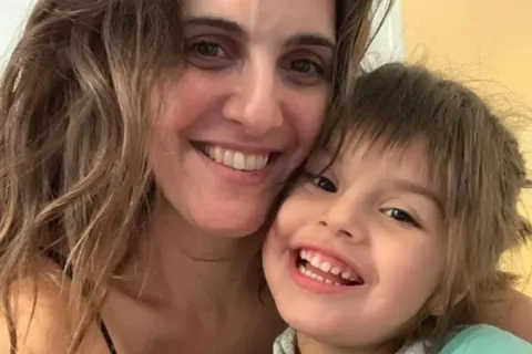 Julieta Díaz encabeza una campaña para facilitar trámites a personas con discapacidades permanentes Julieta Díaz, con su hija Elena