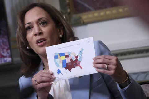 EE.UU.: el estado de Kansas votó a favor de mantener derecho al aborto pese al fallo de la Corte La vicepresidenta de EE.UU. Kamala Harris muestra un mapa que refleja las políticas estatales de aborto
