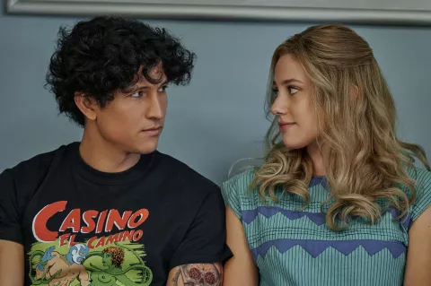 Lili Reinhart: qué tenés que saber sobre Mis dos vidas, su última película en Netflix Danny Ramirez y Lili Reinhart en Mis dos vidas.