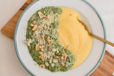 Polenta con crema de espinacas, queso azul y nueces Polenta con crema de espinacas, queso azul y nueces