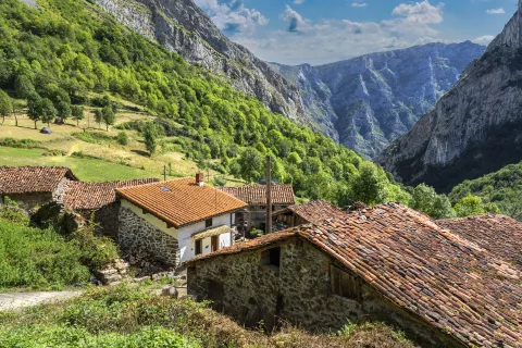 España: pueblos en los que te pagan para habitarlos El concejo de Ponga fue declarado Parque Natural con el fin de preservar sus pueblos, sus bosques, sus ríos y sus montañas.
