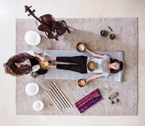 ¿Qué es la terapia sonora? En la terapia sonora se usa la resonancia del sonido de un instrumento o varios, con el objetivo de equilibrar el cuerpo físico y los cuerpos sutiles a través de la vibración que emiten.