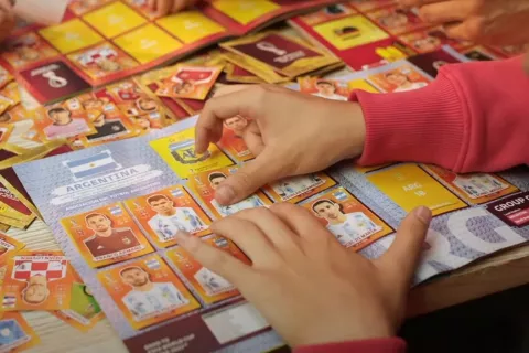 Mundial Qatar 2022: "Perseguí a una persona por la calle en la búsqueda de figuritas para el álbum" La euforia por las figuritas del Mundial.