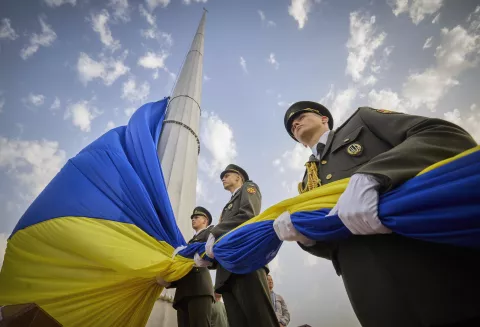 Ucrania celebra el Día de la Independencia a seis meses de la invasión rusa Ucrania: izan la bandera nacional durante la celebración del Día Nacional de la Bandera, en Kiev, el 23 de agosto de 2022