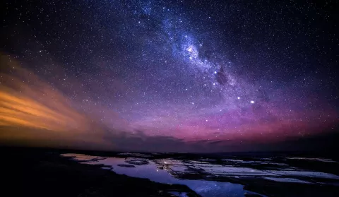 Contaminación lumínica: los 5 mejores lugares para ver la galaxia en Argentina La Vía Láctea dominando el firmamento