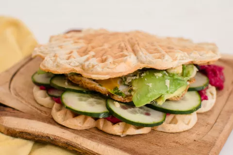 Waffles salados tipo sándwich Waffles salados tipo sándwich con pepino, mayonesa de remolacha, palta, queso de máquina y huevo