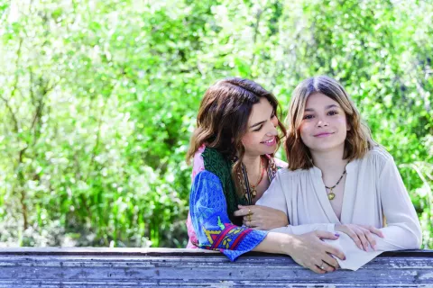 Agustina Cherri y su hija Muna Pauls en el backstage de su primera tapa Agustina Cherri y Muna Pauls, en la primera tapa para OHLALÁ!