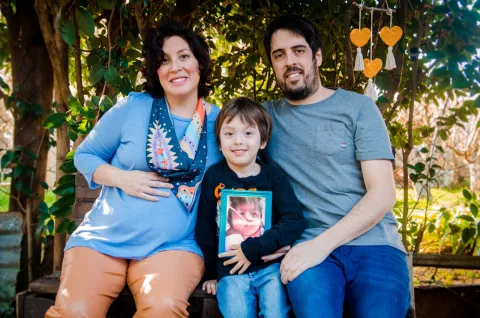 Tras la muerte de su bebé, transformó el dolor en amor donando leche materna Cecilia y Pablo con Oliverio, quien sostiene el retrato de su hermana Alfonsina; mientras esperan la llegada de Clementina.