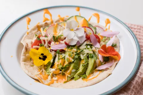 Receta de chapatis, un clásico pan indú Chapatis con ensalada fresca