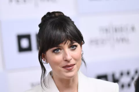 Dakota Johnson: lanzó su productora y desafía el legado familiar La actriz y productora Dakota Johnson lucha por la igualdad de oportunidades en la industria audiovisual