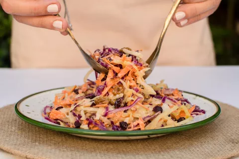 Ensalada coleslaw con arándanos pasas Ensalada coleslaw