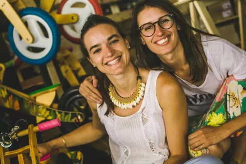 Compraron una marca de bicis para niños y la convirtieron en un éxito María Muñoz y Corina Cassola, creadoras de Fanga.
