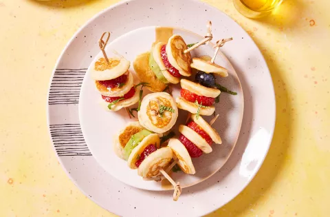 Receta: brochettes de frutas y mini pancakes Brochettes de mini pancakes y frutas, una rica opción de postre para estas fiestas.
