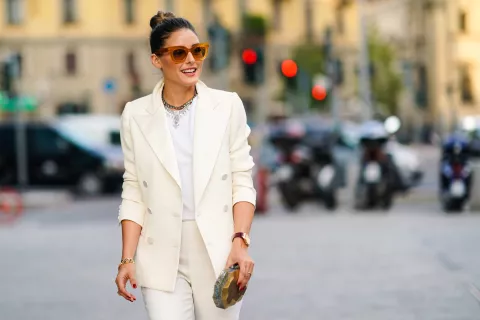 Remera blanca: un básico infaltable que vuelve a pisar fuerte Remeras Blancas: un básico infaltable