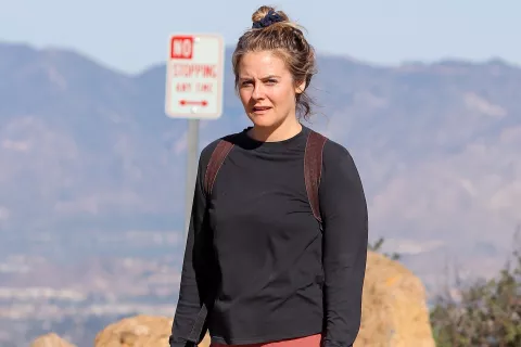Alicia Silverstone: qué es de la vida de la actriz que nos enamoró en Clueless Alicia Silverstone durante una caminata en Los Ángeles.