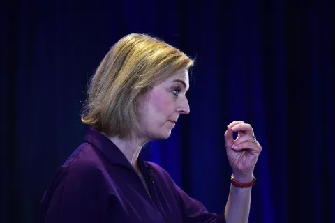 Liz Truss: después de 45 días en el cargo, renunció como primera ministra del Reino Unido Liz Truss durante un encuentro del partido conservador en Belfast.
