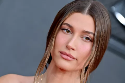 Glazed donut skin: la rutina nocturna de Hailey Bieber que es furor en Tik Tok Hailey Bieber, rutina de noche