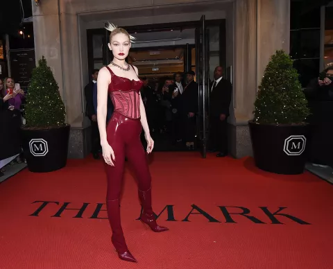 Moda: vuelven los corsés, una de las prendas ícono de los 2000 Gigi Hadid durante la MET Gala 2022.