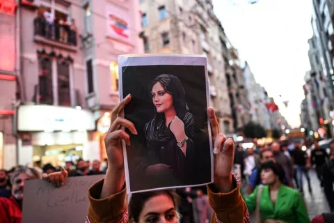 Mujeres en Irán: ¿qué es la policía de la moral? Frente al consulado de Irán en Estambul (Turquía) distintas mujeres protestan por la muerte de Mahsa Amini.