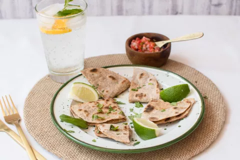 Piadina integral con mix de quesos y salsa tipo pico de gallo Piadina integral con mix de quesos y salsita tipo pico de gallo