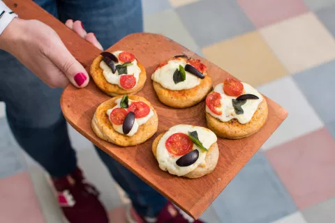 Receta: pizzas integrales caprese Pizzitas integrales caprese