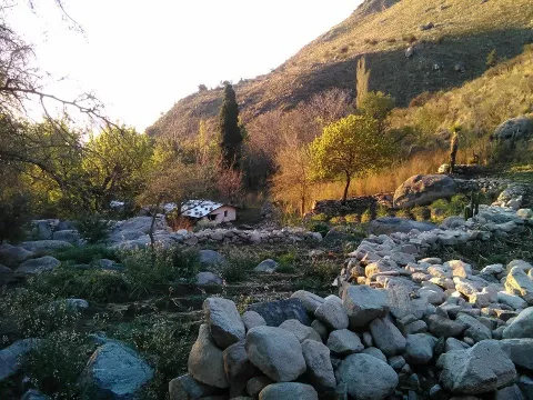 El bosque mágico de Córdoba: cómo es El Hueco, el destino que parece el escenario de El señor de los anillos Refugio Vaikuntha, para disfrutar de la tranquilidad del bosque en Córdoba.