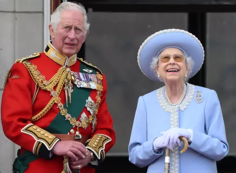 Isabel II: ¿quién sucede a la reina de Inglaterra? La Reina Isabel junto a su hijo Carlos