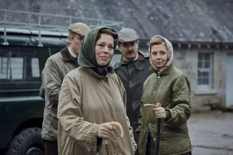 Reinas inglesas: 5 series de televisión que cuenta historias reales Olivia Colman como la Reina Elizabeth II en The Crown.
