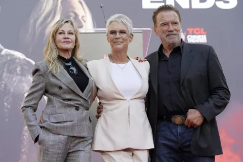Jamie Lee Curtis y Arnold Schwarzenegger: se dieron un beso en la alfombra roja del TCL Chinese Theatre de Hollywood Melanie Griffith, Jamie Lee Curtis y Arnold Schwarzenegger.